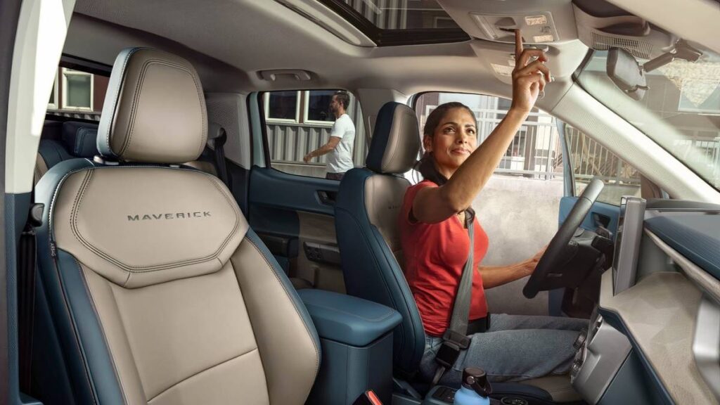2025 ford maverick lariat interior 1.jpg