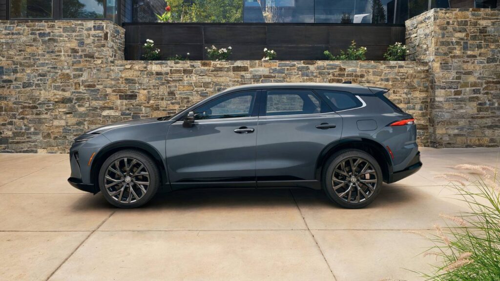 2025 toyota crown signia 005.jpg