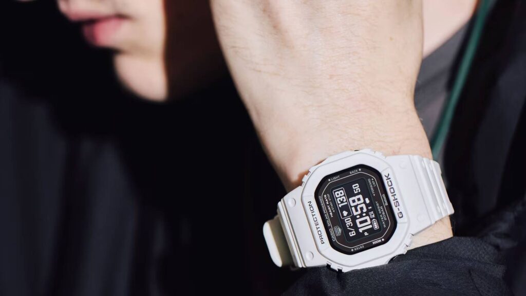 dw h5600 7 handshot.jpeg