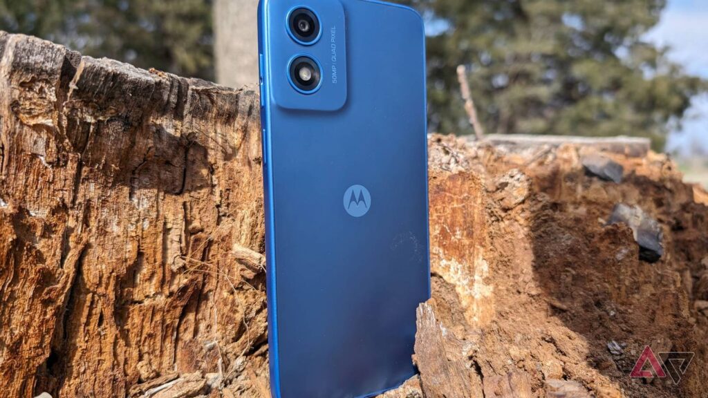 motorola moto g play 2024 lifestyle 01.jpg