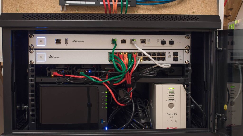 server cabinet 25680506307.jpg
