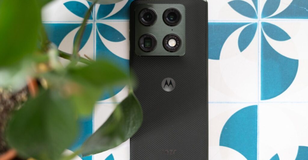 268531 motorola razr fold review ajohnson 0005.jpg
