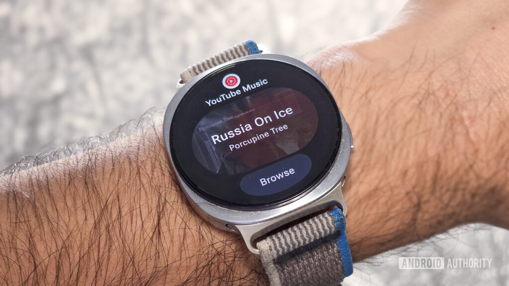pixel galaxy watch users complain of a frustrating youtube.jpg