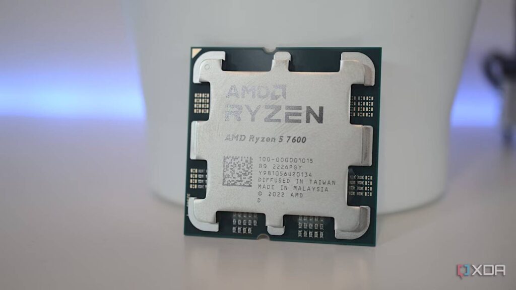 amd ryzen 5 7600 cpu resting.jpg