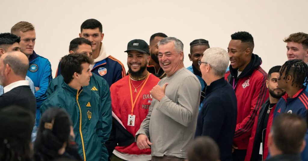 apple mls eddy cue.jpg