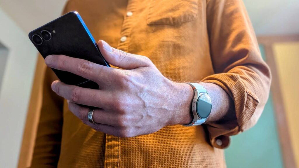 I in spite of everything paired my Galaxy Watch with a Samsung telephone and discovered what I used to be lacking galaxy watch with galaxy phone.jpg