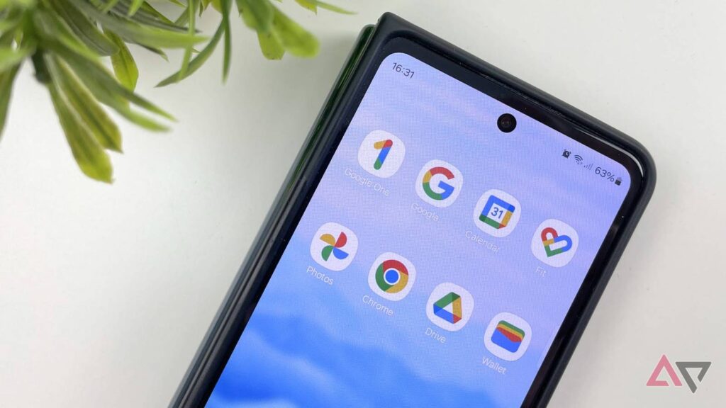 google apps on homescreen.jpg