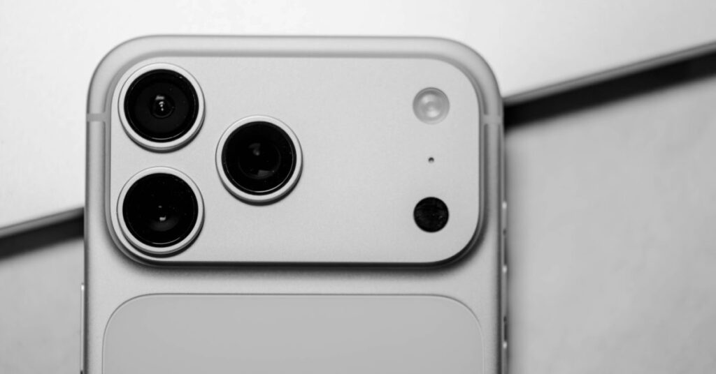 iphone 17 pro silver camera plateau.jpg