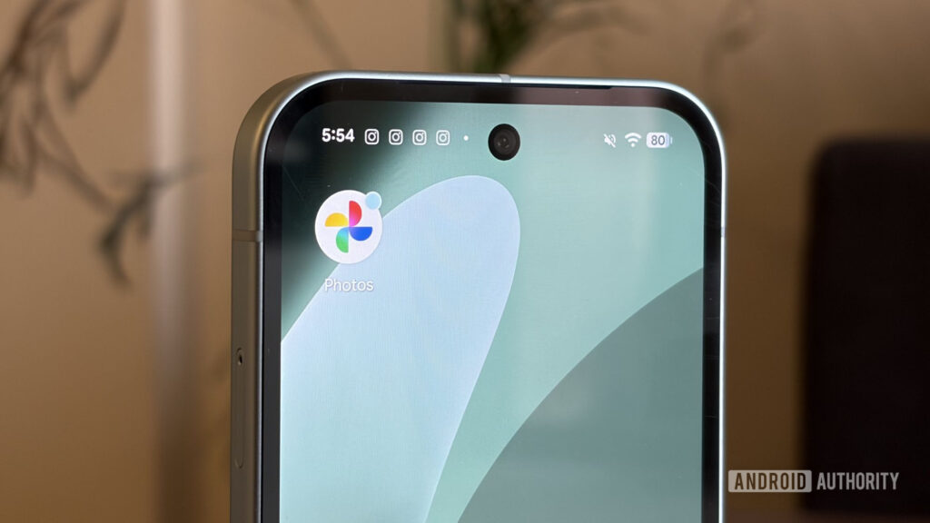 google photos can now save your stickers on android phones.jpg