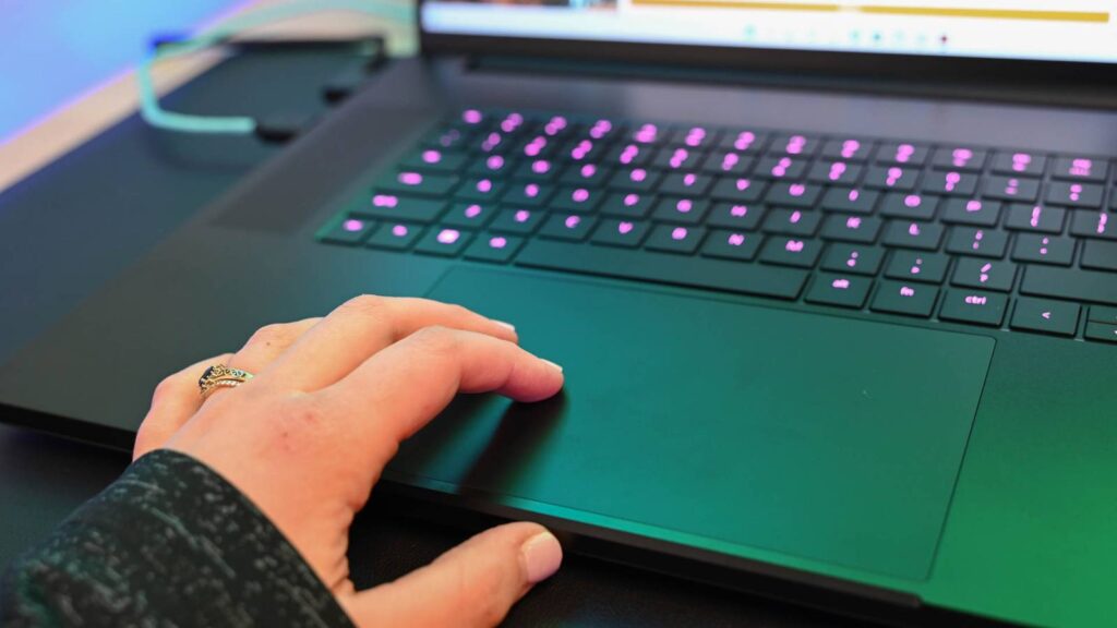 Home windows 11 in spite of everything were given haptic suggestions, however virtually no person can use it but person using the trackpad on the razer blade 18jpg 52691149874 o.jpg